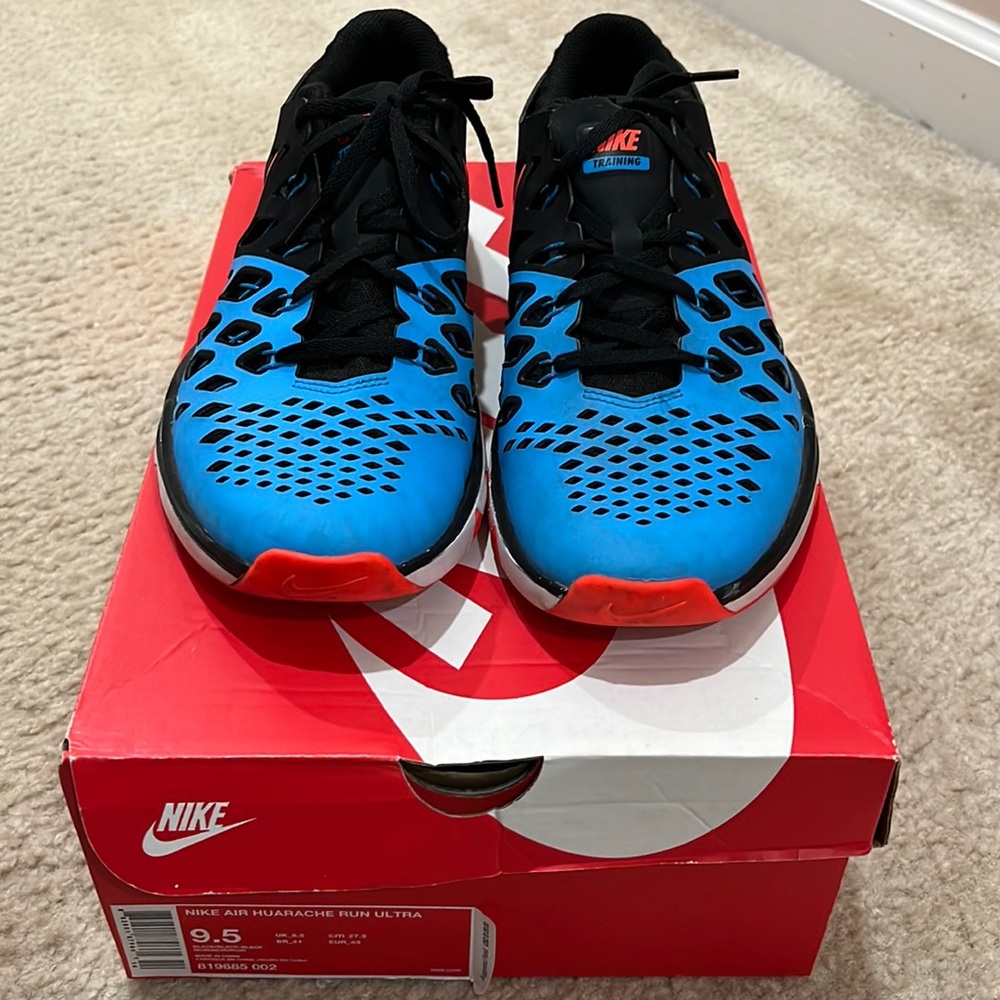 Size 9.5 Men’s Nike. Excellent condition.